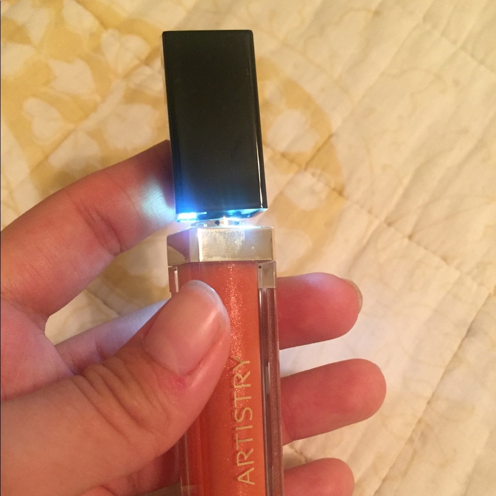 NIB Artistry Light Up Lip Gloss - Juicy Peach